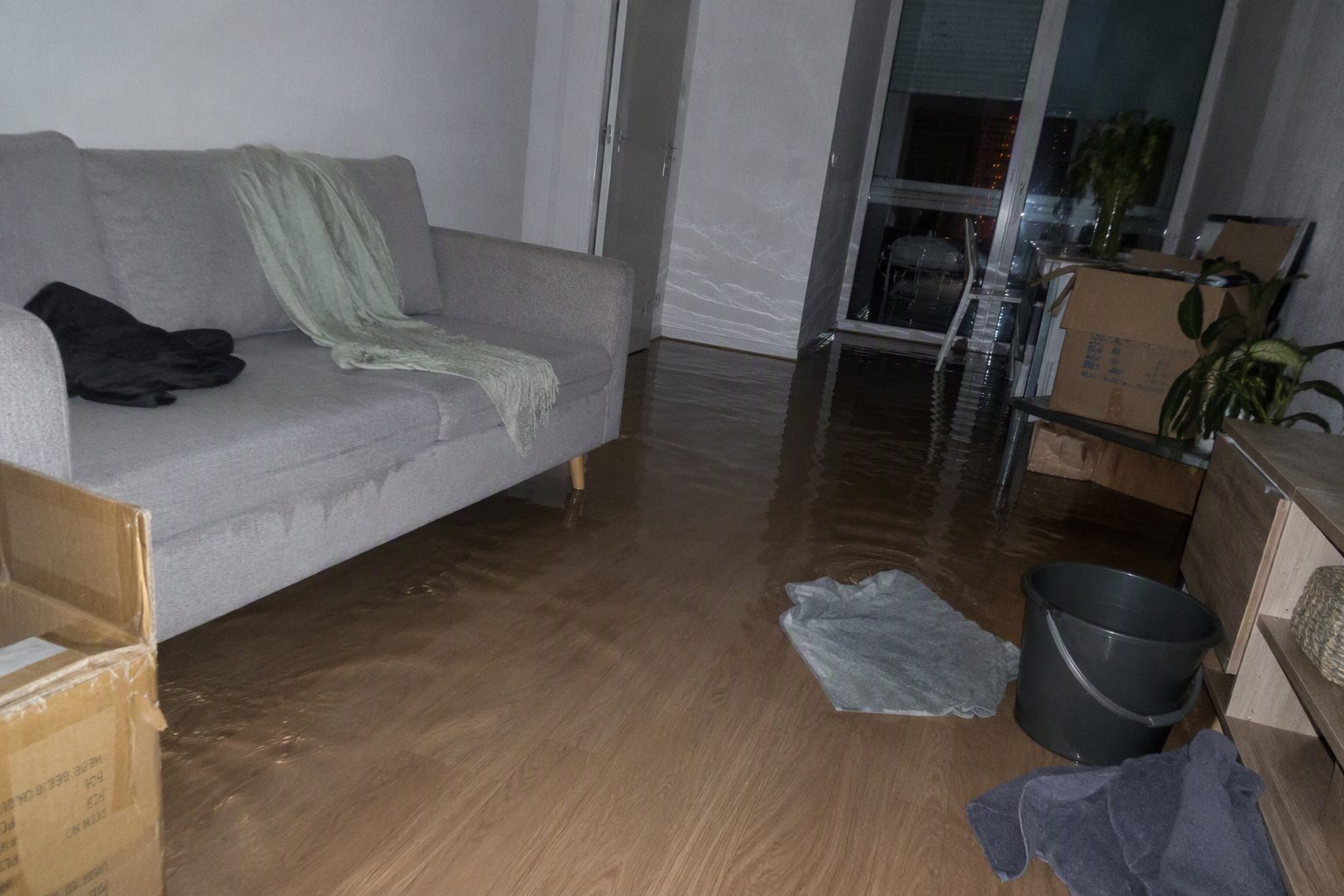 Квартира сразу после залива: вода на ламинате, мокрая мебель — фото с телефона